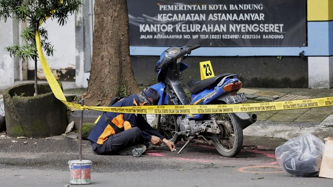 Kapolri mengatakan pelaku bom bunuh diri di Polsek Astana Anyar adalah eks napiter yang menjalani deradikalisasi namun masih berstatus 'merah'.