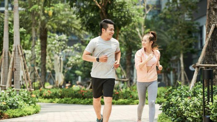 Perempuan dan laki-laki berolahraga