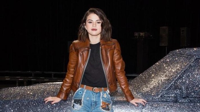 5 Kiat Cerdas Memilih Outfit untuk Malam Tahun Baru! Gaya Fashion Selena Gomez Bisa Dijadikan Referensi