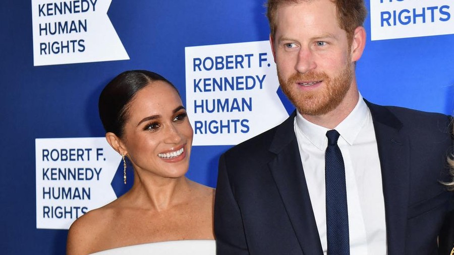 Pangeran Harry dan Meghan Markle Prince Harry, Duke of Sussex, and Megan, Duchess of Sussex, arrive for the 2022 Ripple of Hope Award Gala at the New York Hilton Midtown Manhattan Hotel in New York City on December 6, 2022. (Photo by ANGELA WEISS / AFP) (Photo by ANGELA WEISS/AFP via Getty Images)