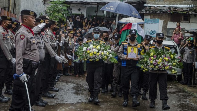 Anggota Polsek Astana Anyar Aipda Anumerta Softan diberi kenaikan pangkat luar biasa usai tewas akibat ledakan bom bunuh diri Bandung.