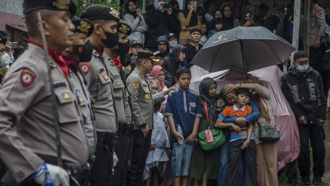 Jenazah pelaku bom bunuh diri di Polsek Astana Anyar masih berada di RS Bhayangkara Sartika Asih Bandung untuk kebutuhan identifikasi.