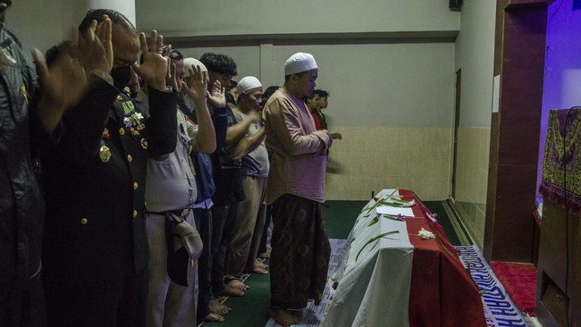 Aiptu Sofyan biasa mengatur lalu lintas agar anak sekolah di sekitar Polsek Astana Anyar bisa menyeberang jalan. Ledakan bom hari itu mengakhiri riwayatnya.