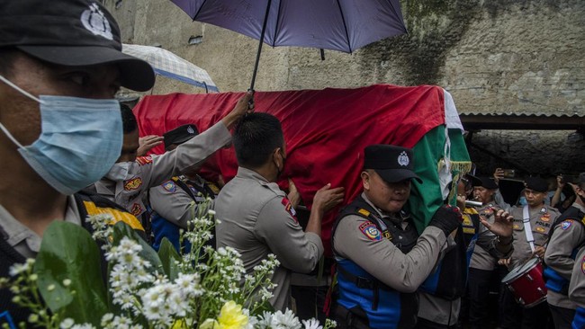 Isak tangis family pecah saat menyambut kehadiran jenazah Kasat Reskrim Polres Solok Selatan, AKP Ryanto Ulil Anshar di Makassar.