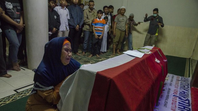 Aiptu Sofyan biasa mengatur lalu lintas agar anak sekolah di sekitar Polsek Astana Anyar bisa menyeberang jalan. Ledakan bom hari itu mengakhiri riwayatnya.