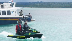 Wagub Sumbar Kirim Bantuan Rp12 M Buat Guru di Daerah 3T Pakai Jetski