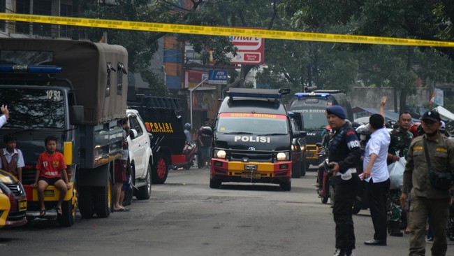 Usai teror bom, kantor Polsek Astana Anyar dikosongkan sementara, dan ruas jalan sekitarnya ditutup.