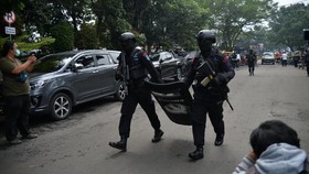Pelaku Bom Polsek Astana Anyar Acungkan Senjata Tajam Terobos Apel
