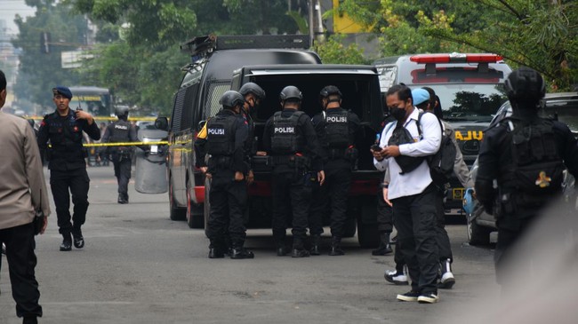 Ledakan terjadi di Markas Satuan Brimob Polda Jatim Jalan Raya Gresik nomor 39 Surabaya, Senin (4/3) sekitar pukul 10.43 WIB.