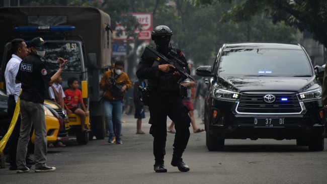 Tim Penyidik dari Polda Jawa Barat ingin menggali keterangan dari keluarga pelaku yang selama ini tinggal di Bandung.
