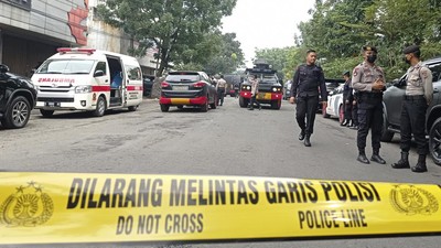 Polda Banten Periksa Tas Pengunjung Usai Bom Polsek Astana Anyar
