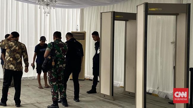 Paspampres Pasang Metal Detector ke Lokasi Akad Nikah Kaesang Paspampres dan kepolisian mendatangkan metal detector ke Pendopo Agung Ambarrukmo, Sleman dalam rangka persiapan pengamanan pernikahan Kaesang Pangarep.