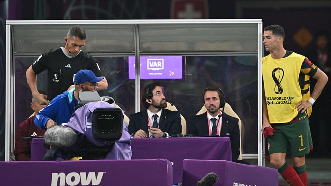Cristiano Ronaldo kembali harus duduk di bangku cadangan pada laga perempat final Piala Dunia 2022 saat Portugal bertemu Maroko.