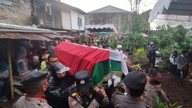 Tangis Keluarga Selimuti Pemakaman Aiptu Sofyan Korban Bom Bandung