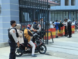 Polisi Bersenpi Siaga di Markas Polres Jakbar Usai Bom Bunuh Diri di Bandung