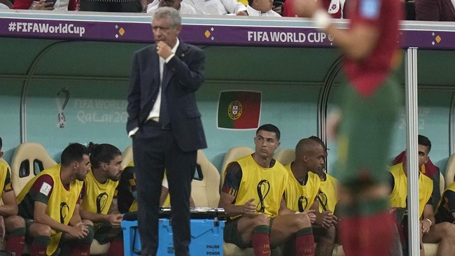 Terungkap, Alasan Ronaldo Dicadangkan di Portugal vs Swiss Pelatih timnas Portugal Fernando Santos mengungkap alasan mencadangkan Cristiano Ronaldo saat melawan Swiss di babak 16 besar Piala Dunia 2022.