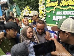 Tangis Anak-Istri Pecah saat Jenazah Aipda Sofyan Tiba di Rumah Duka