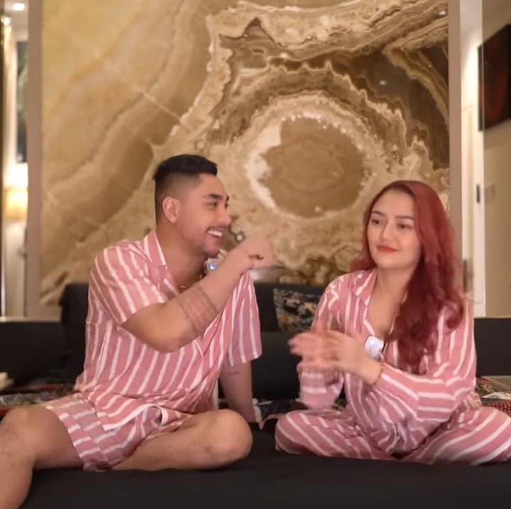 <p>Meski tidak menampilkan secara detail setiap sudut kamar pasangan yang satu ini, beberapa kali kamar mereka tersorot kamera, Bunda. Kamar Ayah dan Bunda Xarena terlihat sangat elegan, ya, Bunda. (Foto: YouTube Sibad Krisjiana)</p>
