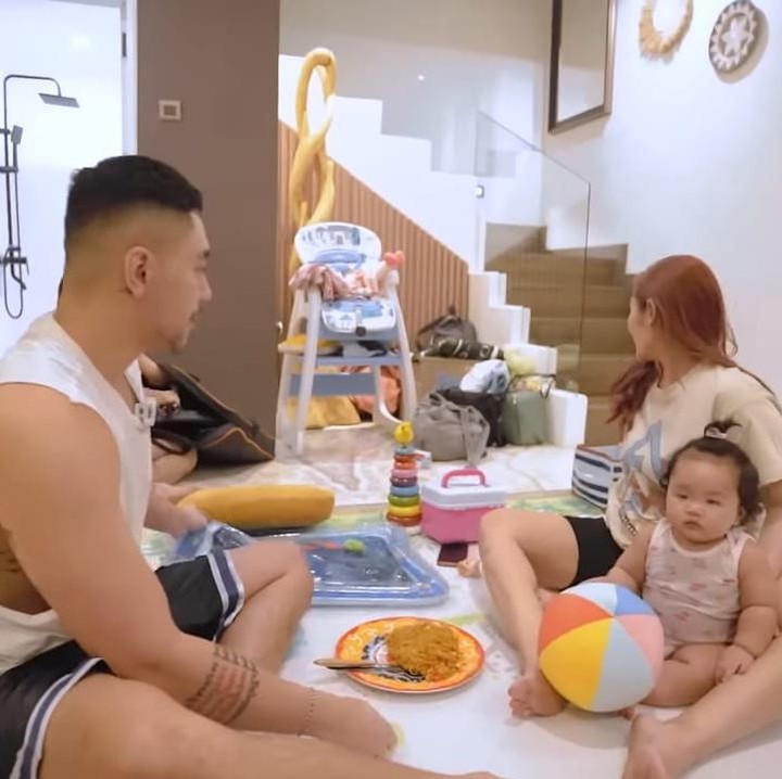 <p>Sebelum memiliki Si Kecil, Xarena, ini adalah ruang keluarga mereka. Namun, kini telah diubah menjadi tempat bermain Si Kecil yang dilengkapi dengan karpet khusus bayi serta beberapa perlengkapan bayi. (Foto: YouTube Sibad Krisjiana)</p>