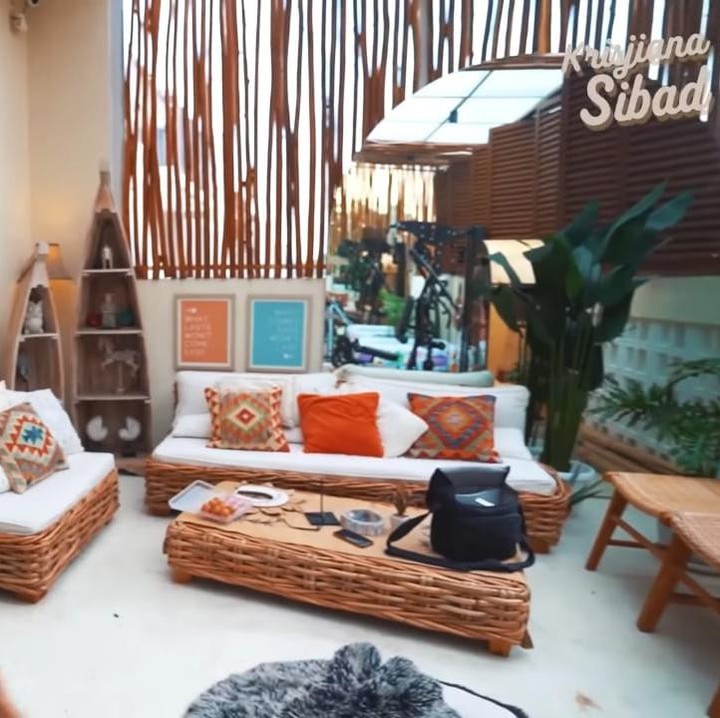 <p>Di halaman belakang, mereka juga menyediakan tempat duduk aesthetic untuk berkumpul bersama teman-teman atau keluarga, Bunda. (Foto: YouTube Sibad Krisjiana)</p>