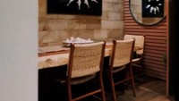 <p>Selain itu, ruang makannya pun sama didominasi oleh warna cokelat. Mereka juga memberikan sentuhan kayu untuk meja makan yang dilengkapi kursi anyaman rotan. (Foto: Instagram@sitibadriahh)</p>