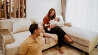 <p>Ruang tamu sekaligus ruang keluarga milik Siti Badriah dan Krisjiana kini lebih didominasi warna <em>earth tone</em>, Bunda. Mulai dari sofa hingga dekorasi lainnya. (Foto: Instagram@sitibadriahh)</p>