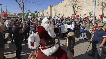 FOTO: Jelang Natal, Sinterklas Asal Palestina Ramaikan Yerusalem