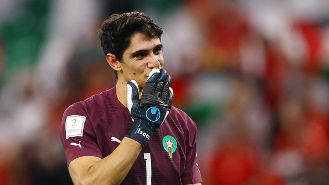 Isaac diberikan sarung tangan yang dipakai Bounoe, sebuah sarung tangan yang bikin Bounue moncer belum kebobolan lawan di Piala Dunia 2022.