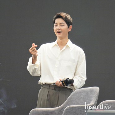 7 Foto Tampan Song Joong Ki Ngobrolin Drakor 'Reborn Rich' di Singapura