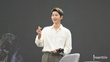 7 Foto Tampan Song Joong Ki Ngobrolin Drakor 'Reborn Rich' di Singapura