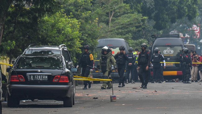 Kapolri mengatakan pelaku bom bunuh diri di Polsek Astana Anyar adalah eks napiter yang menjalani deradikalisasi namun masih berstatus 'merah'.