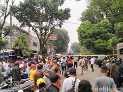 Warga Berlarian Usai Bom Bunuh Diri Meledak di Polsek Astana Anyar