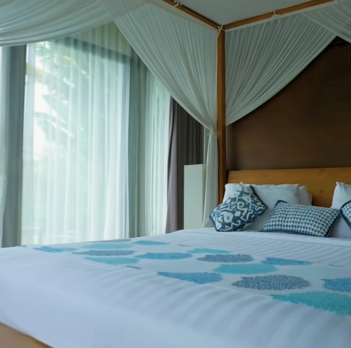 <p>Terdapat tiga kamar tidur dalam villa Rossa di Bali. Dari kamar Rossa yang terletak di lantai dasar, terdapat kelambu untuk lebih meresapi suasana Bali, Bun. (Foto: YouTube/Rossa Official)</p>