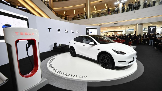 Rudy Salim, Presiden Direktur Prestige Image Motocars mengungkapkan harga Tesla lebih mahal di Indonesia dari Malaysia karena pengenaan berbagai pajak.