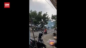 img-title VIDEO: Detik-detik Usai Ledakan Bom Bunuh Diri di Polsek Astana Anyar