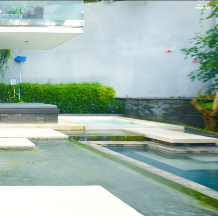 <p>Tidak hanya kolam renang saja, villa Rossa di pulau Dewata ini juga punya banyak kolam kecil termasuk jacuzzi. Rossa mengaku ia sangat menyukai villanya yang dikelilingi air ini. (Foto: YouTube/Rossa Official)</p>