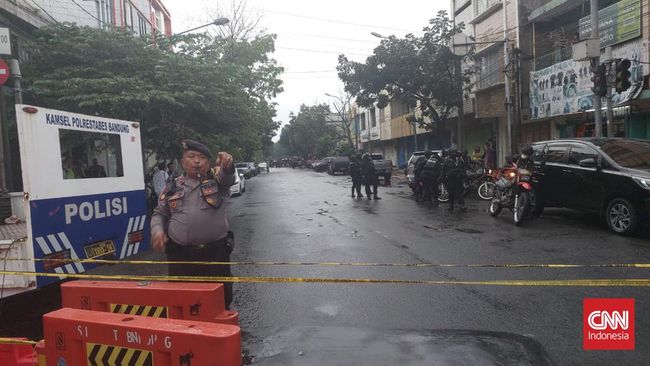 Tujuh mobil dari tim Inafis Polri telah meninggalkan lokasi ledakan bom bunuh diri di Polsek Astana Anyar, Kota Bandung.