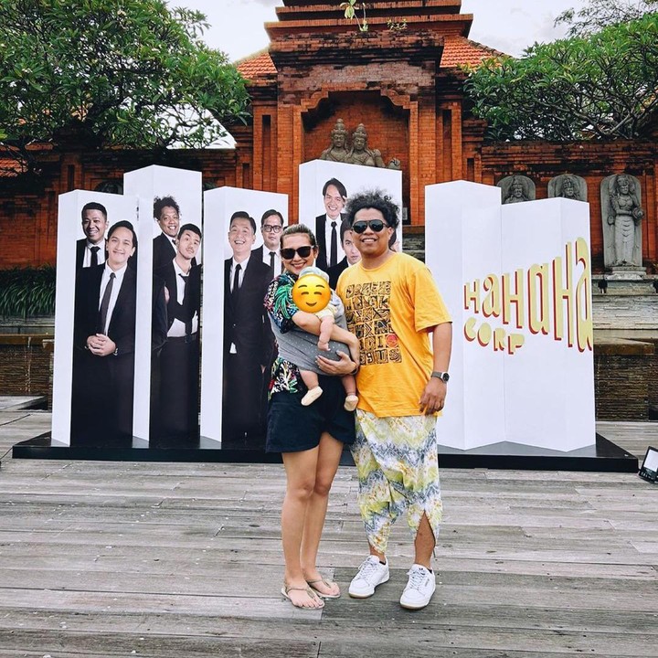 <p>Aktris Indah Permatasri juga tertangkap menyusui di tempat umum, Bunda. Istri dari komika Arie Kriting ini, membawa serta sang buah hati berlibur di Pulau Dewata dan mengurusnya sendiri tanpa bantuan <em>baby sitter</em> lho.(Foto : Instagram : @indahpermatas)</p>