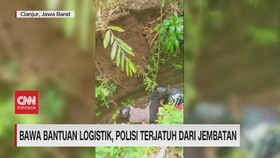 VIDEO: Bawa Logistik, Polisi Terjatuh dari Jembatan