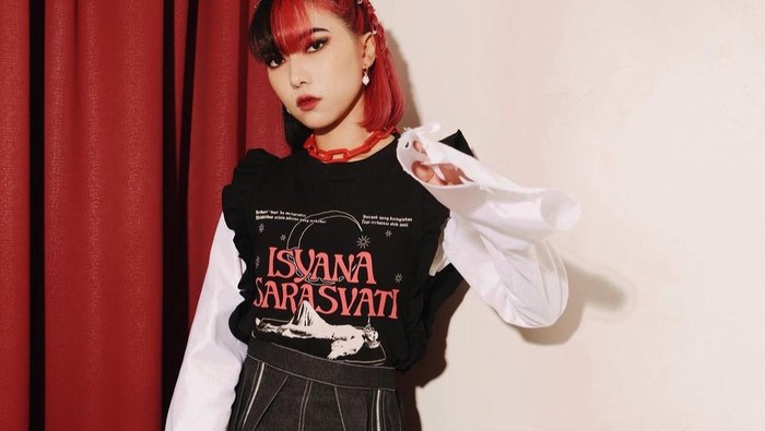 Deretan Gaya Stand Out Isyana Sarasvati dengan Black Outfit, Mudah Ditiru dan Misterius!