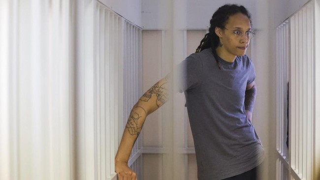 Rusia membebaskan bintang basket perempuan Brittney Griner pada Kamis (8/12), dalam program pertukaran tahanan antara Amerika Serikat dan Negeri Beruang Merah.