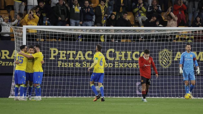 Manchester United menelan kekalahan 2-4 dari Cadiz dalam laga uji coba di Estadion Nuevo Mirandilla, Kamis (8/12) dini hari WIB.