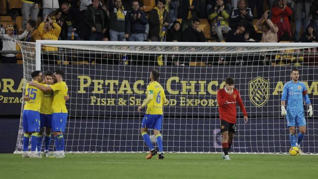 MU Keok dari Cadiz di Laga Uji Coba Manchester United menelan kekalahan 2-4 dari Cadiz dalam laga uji coba di Estadion Nuevo Mirandilla, Kamis (8/12) dini hari WIB.