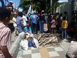 Massa Mau Nginap di Kantor Gubernur NTT, Bawa Alat Masak-Kayu Bakar