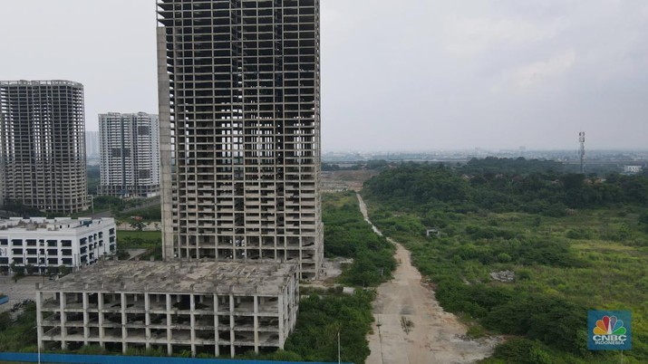 Foto udara suasana pembangunan proyek apartemen Meikarta Distrik 2 yang mangkrak di Cibatu, Cikarang, Kabupaten Bekasi, Rabu (7/12/2022). (CNBC Indonesia/ Andrean Kristianto)