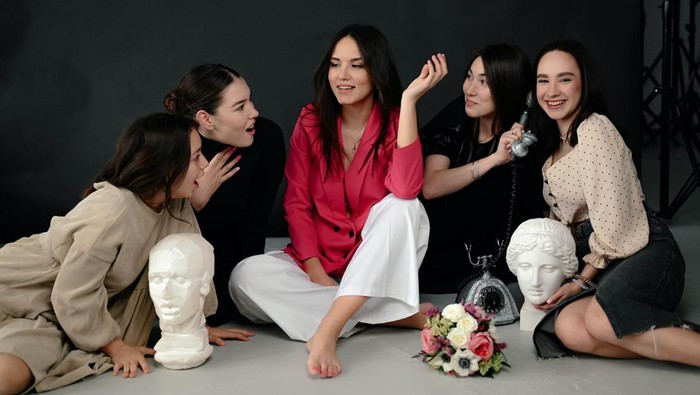 ilustrasi menjadi pusat perhatian