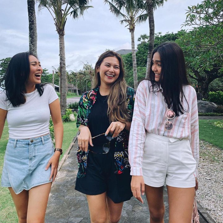 <p>Indah juga tampak menghabiskan waktu dengan para sahabatnya. Meskipun, sudah menjadi ibu anak satu, Indah tampak seperti anak ABG, ya Bunda. (Foto :Instagram: @indahpermatas)</p>