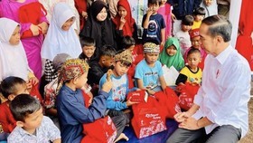 Jokowi Bawa Ayam Goreng Hibur Anak-anak Korban Gempa Cianjur
