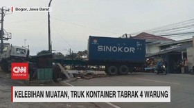 VIDEO: Kelebihan Muatan, Truk Kontainer Tabrak 4 Warung