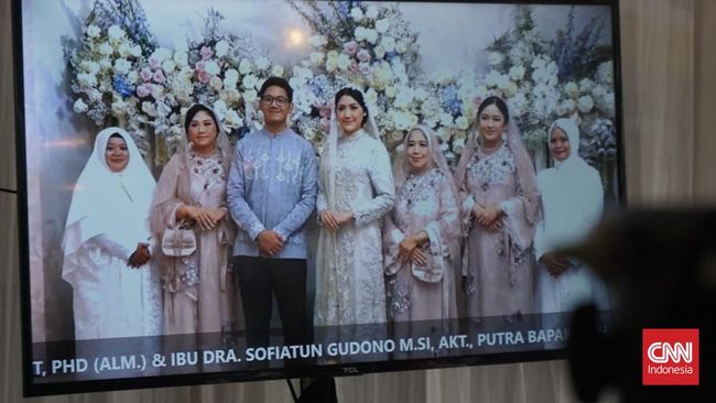 Keluarga Erina Gudono menggelar pengajian pada hari ini, Kamis (8/12), sebelum mengirim air siraman untuk Kaesang Pangarep.